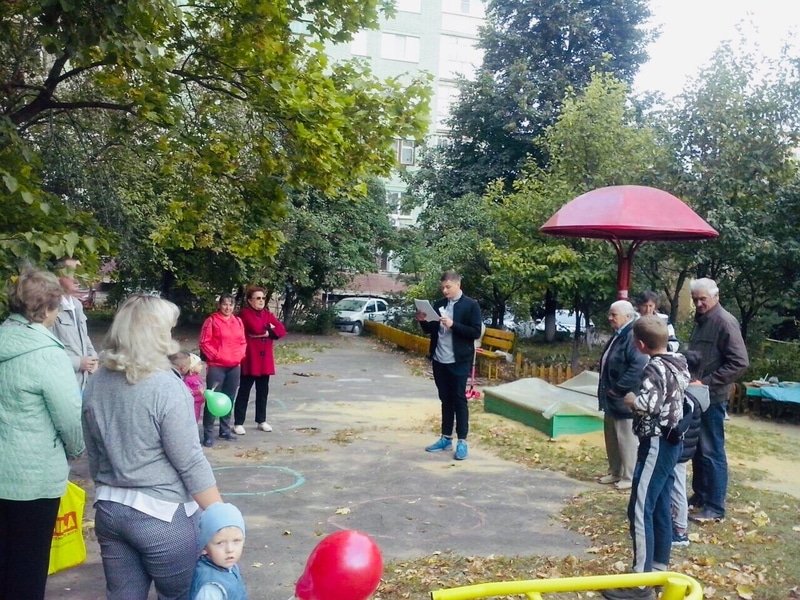 Шум во дворе. Русские во дворе праздник. Объявление о празднике во дворе дома. Звуки двора. Звуки двора в городе.