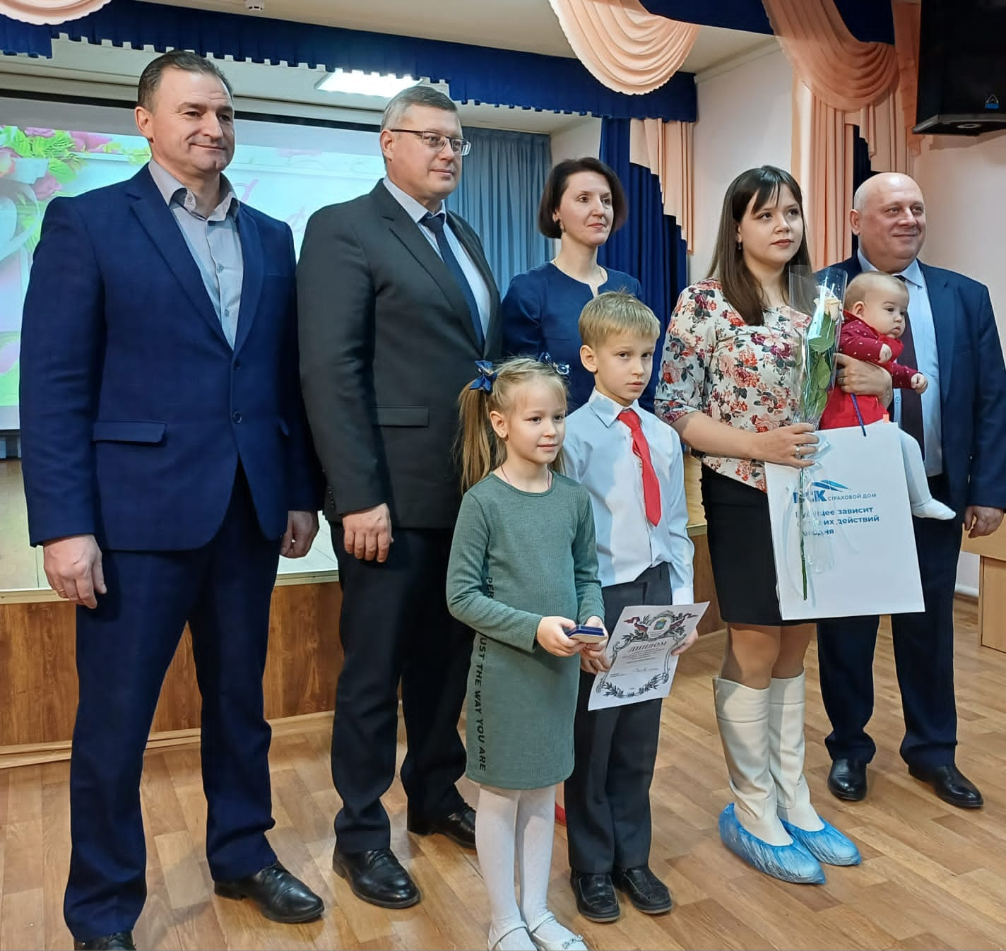 В Советском районе Орла поздравили многодетных мам с Днем матери. |  22.11.2023 | Орел - БезФормата